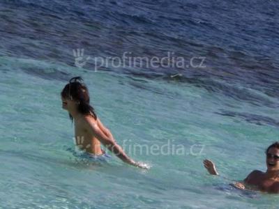 Les cheris aux Maldives  voyon Tom arrete d'embeter Bill