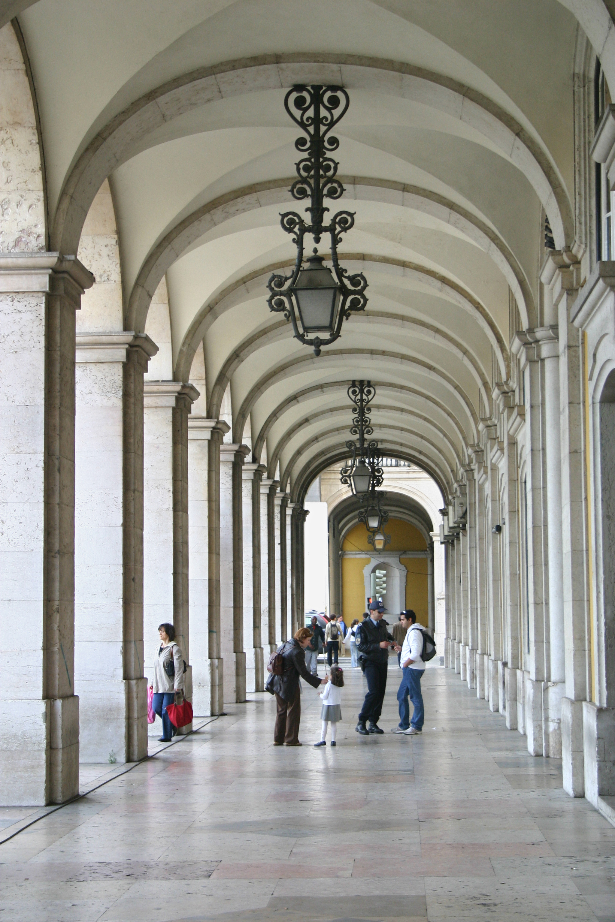 060410.07B Lisbonne, pra&ccedil;a do Com&eacute;rcio_sous les arcades