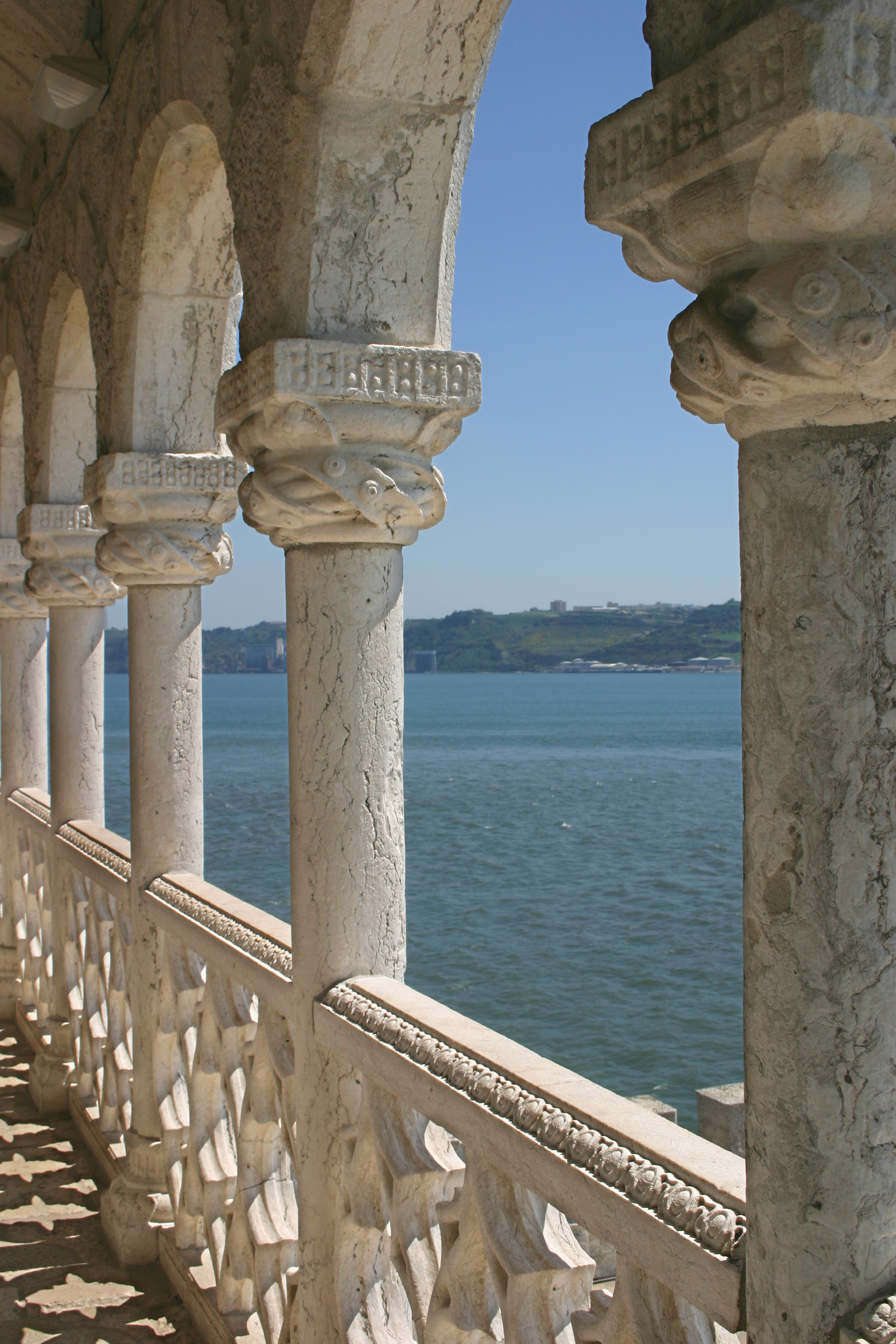 060412.41B Lisbonne, Torre de Bel&eacute;m_le Tage vu des arcades