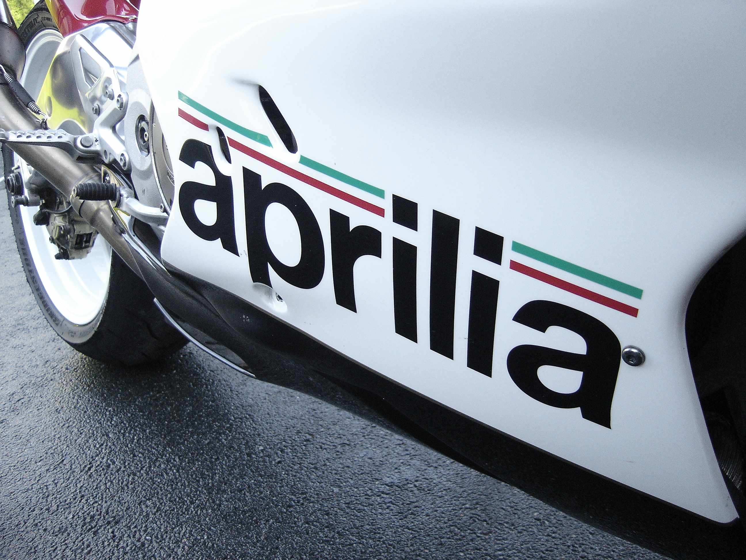 4. aprilia car&eacute;nage