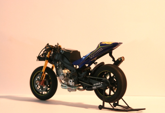 Yamaha M1 N° 46 Valentino Rossi - Page 2 090416031500604023489901