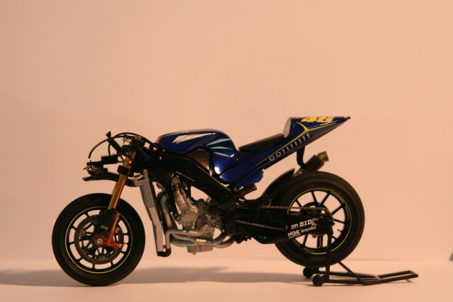 Yamaha M1 N° 46 Valentino Rossi - Page 2 090416031500604023489902