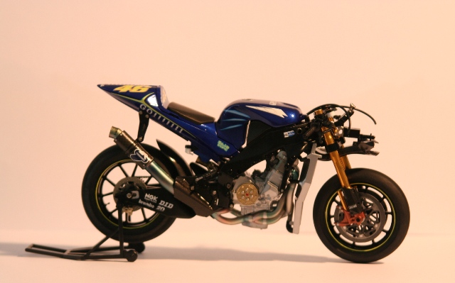 Yamaha M1 N° 46 Valentino Rossi - Page 2 090416031500604023489903