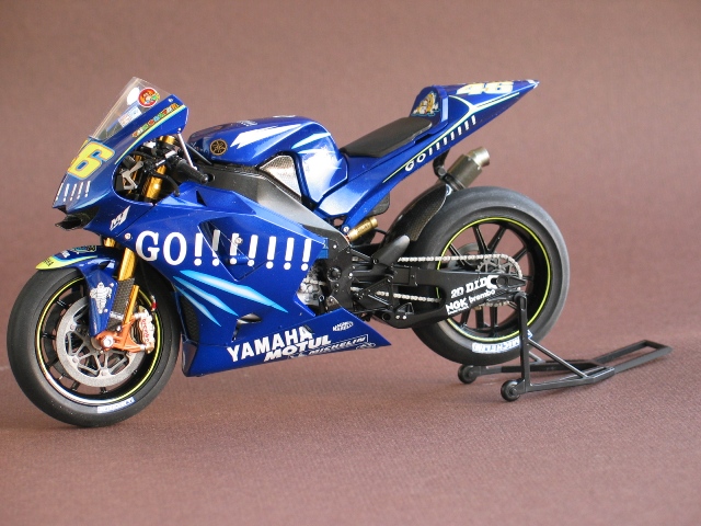 Yamaha M1 N° 46 Valentino Rossi - Page 2 090422073537604023529034