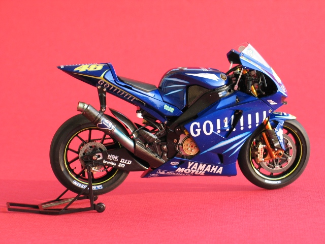 Yamaha M1 N° 46 Valentino Rossi - Page 2 090422073537604023529036