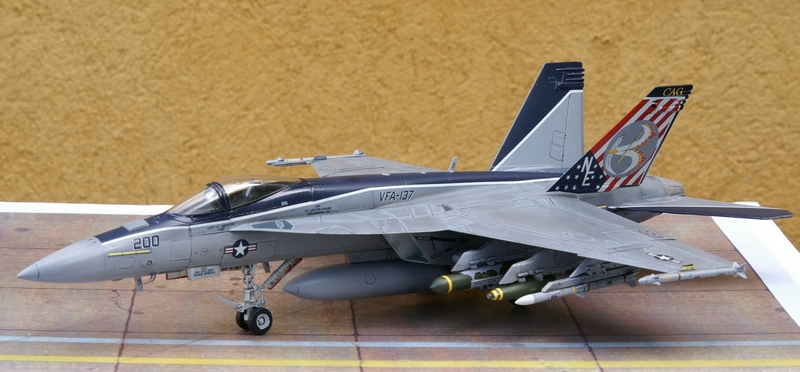 [Revell] Boeing F/A 18E 1/72 090604061213657403803897