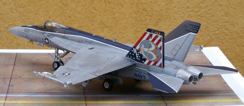 [Revell] Boeing F/A 18E 1/72 090604061213657403803898