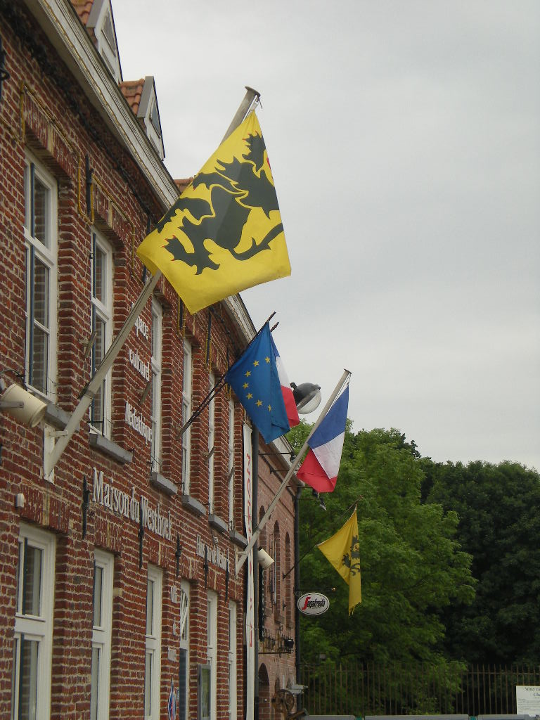 De Vlaamse vlag op de gemeentehuizen 090605095253440053810809